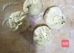 Illustration of how to make leek and egg stuffed buns 3