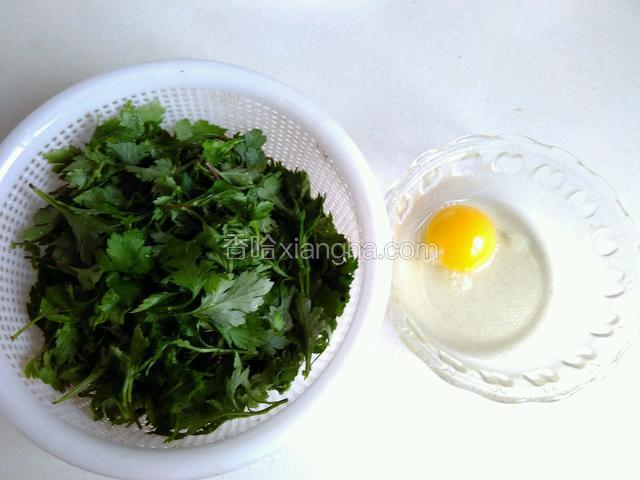 菊花叶洗净，鸡蛋去壳