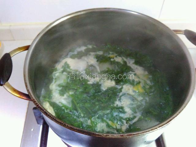 水滚后，倒入蛋液