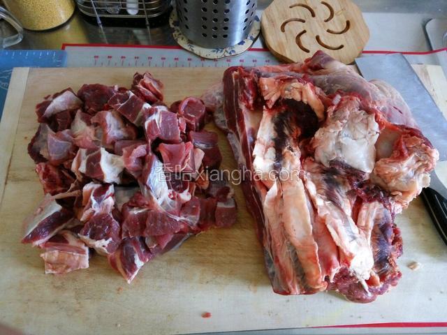 准备新鲜牛肉，切块备用