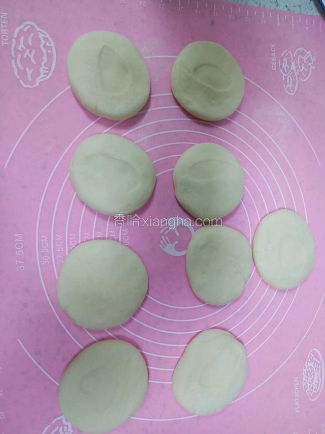 发好的面团分成75--80g的剂子