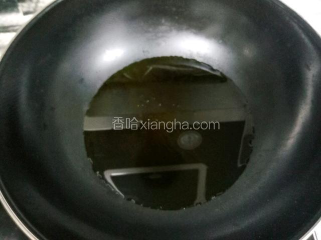 锅中倒入豆油烧开