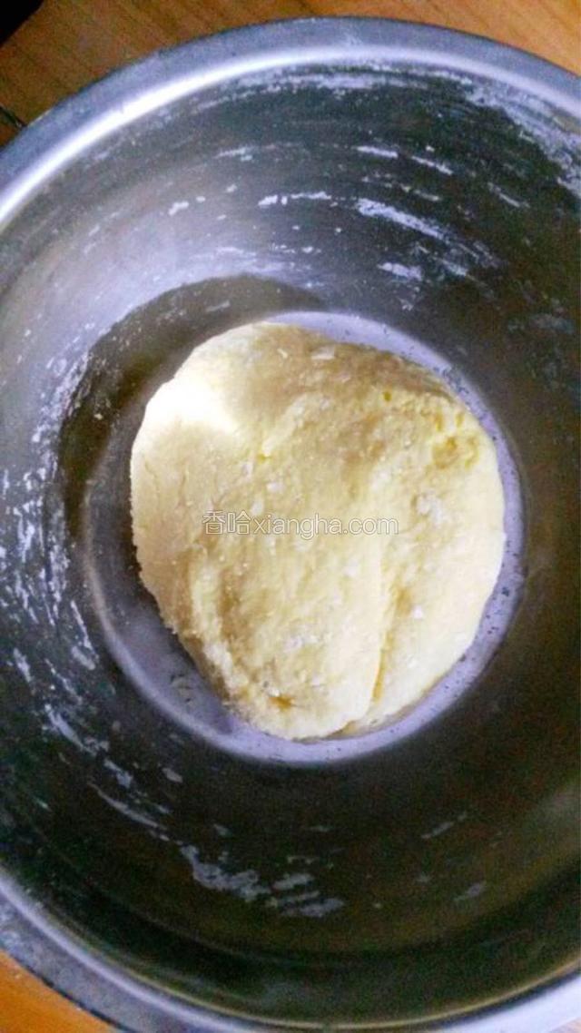 和成面团（面粉加到等和成团揉成光滑面团，就像和做包子的面团一样）
