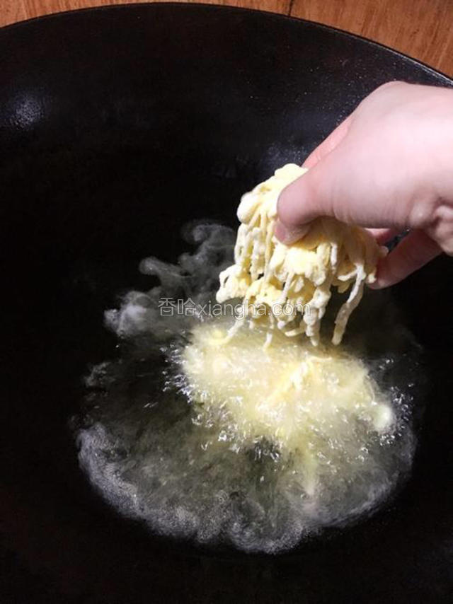 油锅烧热放入切好的
