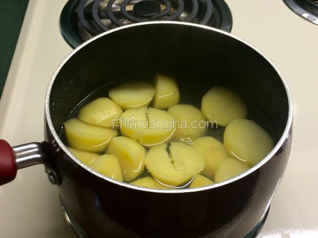 土豆切块，用水煮熟；