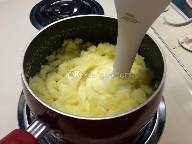 加入鲜奶，用料理机将土豆碎打成泥；