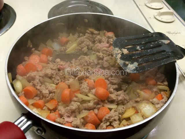 下胡萝卜粒、牛肉糜翻炒；炒至胡萝卜微软；