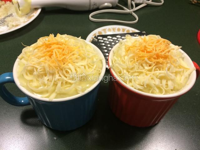 将土豆泥铺在炒好的馅料上；