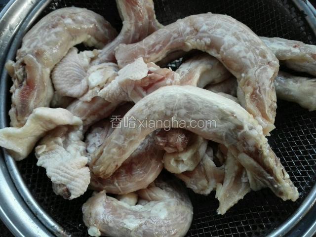 准备鸡脖子，洗净控水