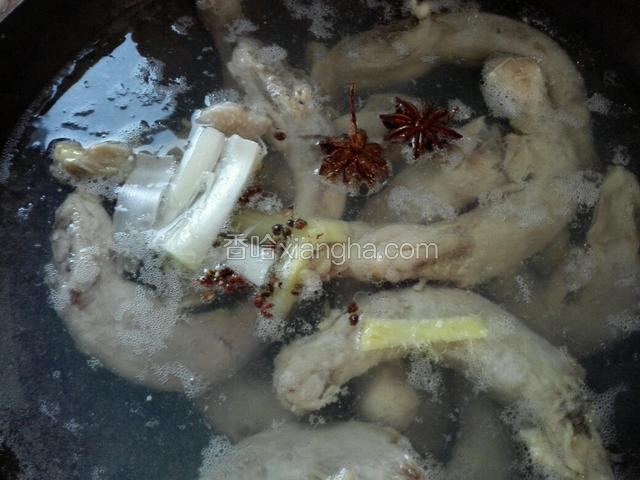 锅中加水，入鸡脖子，葱，姜，花椒，八角煮