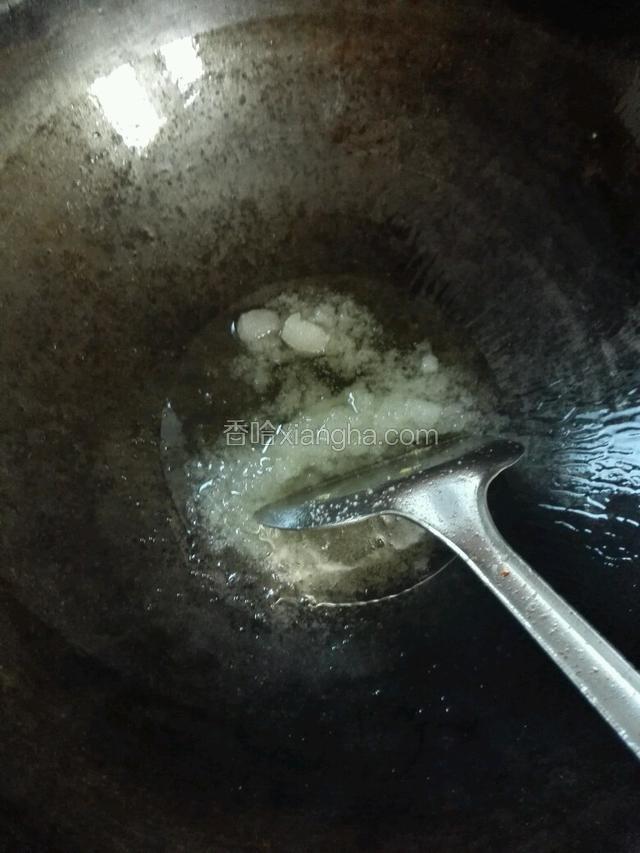 小火下白糖炒，炒到变色就好（有冰糖更好）