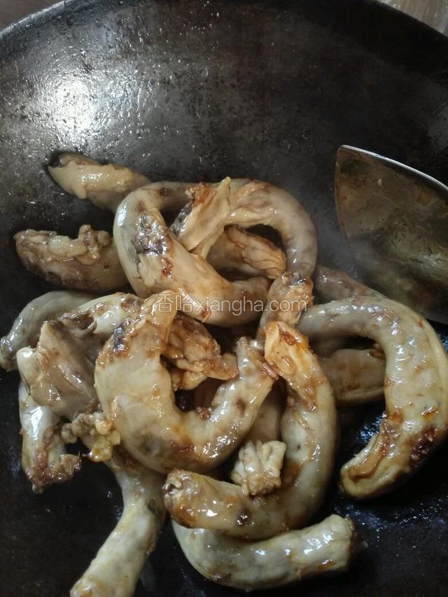 把鸡脖子、葱、姜、蒜下锅炒