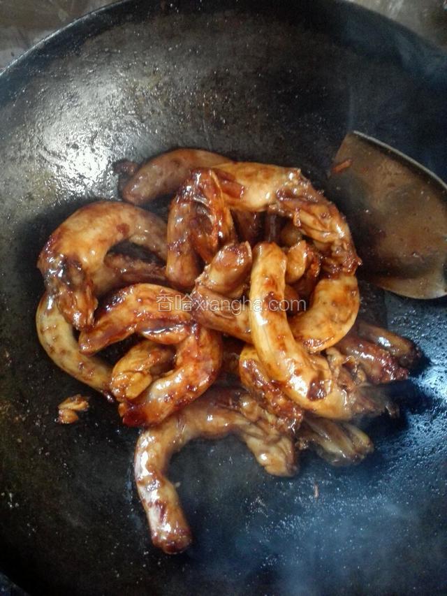 加入老抽、盐、味精，炒匀