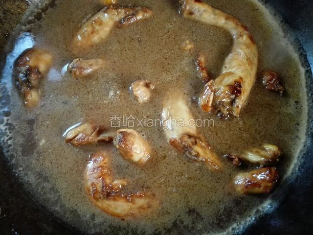 加入适量的水大火煮开，改中火煮25分钟左右