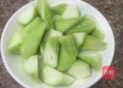 剁椒丝瓜的做法图解1