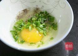 饺子皮变身葱油饼的做法图解2