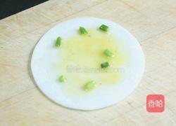 饺子皮变身葱油饼的做法图解3