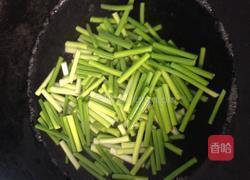 蒜苔炒腊肠的做法图解2