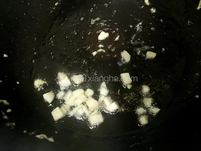 锅内热油，放蒜爆香