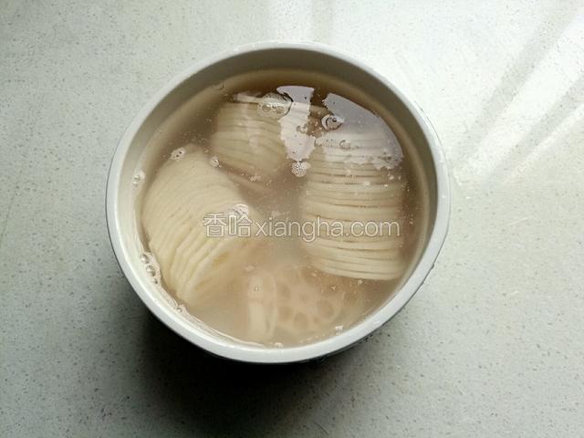 切好放在水中浸泡。