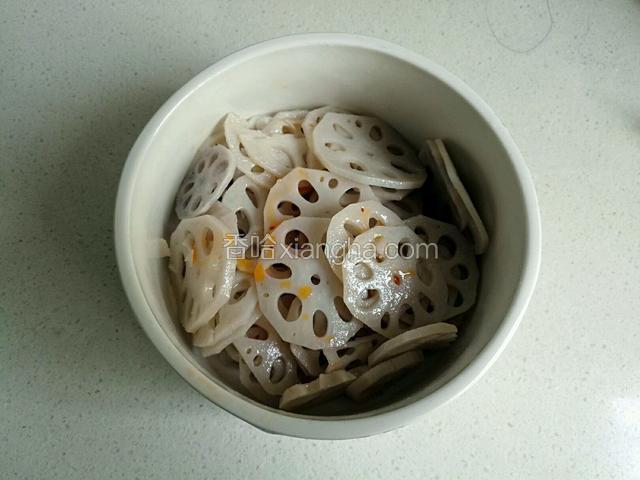 藕放进碗中，加入适量的盐，糖，白醋，辣油，麻油，鸡精腌制备用。