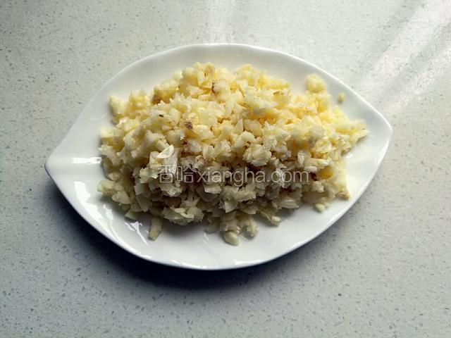 蒜拍茸，切碎。