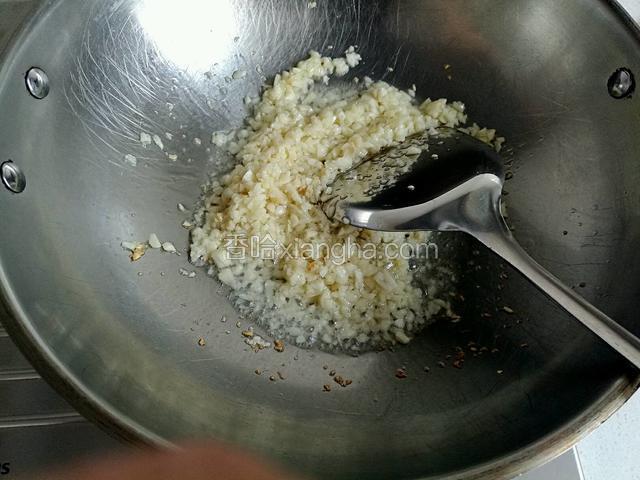 锅中油烧热，放进蒜蓉爆香炒熟，盛起备用。