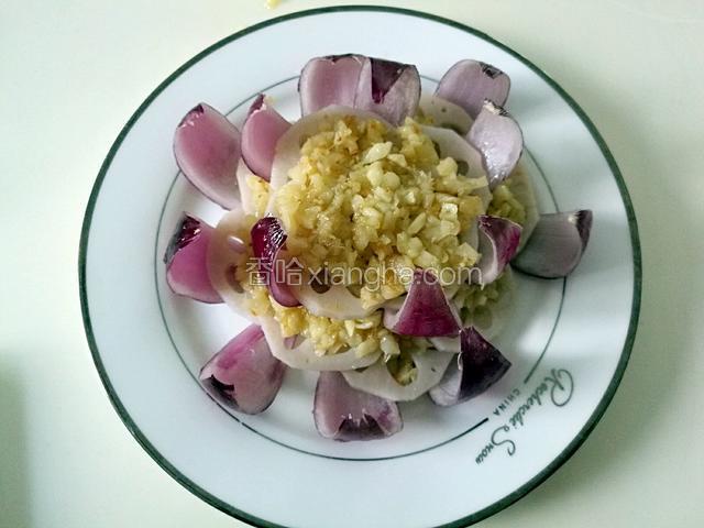 然后再铺上一层蒜泥。