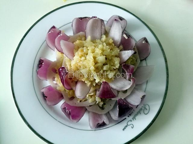 再铺上一层蒜泥。