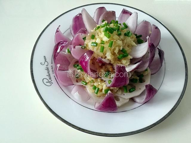 最后洒入小葱点缀。