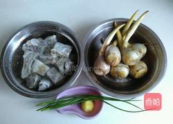 茨菇炖咸排骨的做法图解1