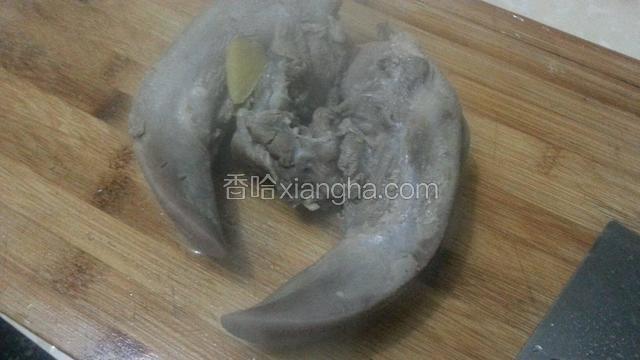 卤好之后，拿出来，切片