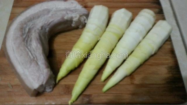 将五花肉过下水去腥味，竹笋去皮
