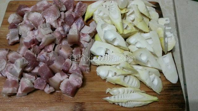 将五花肉切小块，将竹笋斜切块