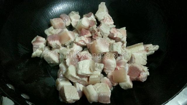 在锅中倒入适量的油，放入五花肉，将油炸出