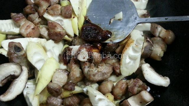 加入盐，耗油，料酒，六月鲜酱油，煸炒片刻