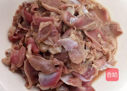 泡藕带炒鸡胗的做法图解1