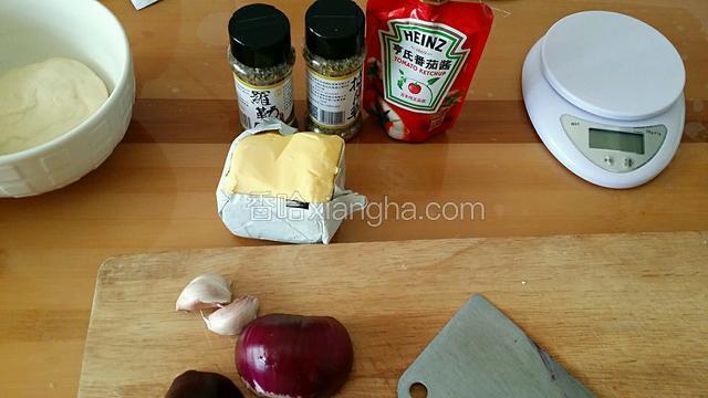 同时制作披萨酱 把洋葱和大蒜切碎（留几个洋葱圈）