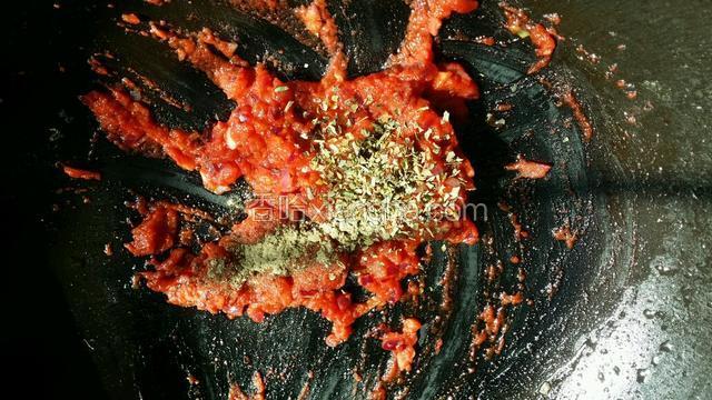 继续炒出些红油 加入少许黑胡椒碎 罗勒叶和披萨草  如果太干就少放些水 收干后 放凉备用
