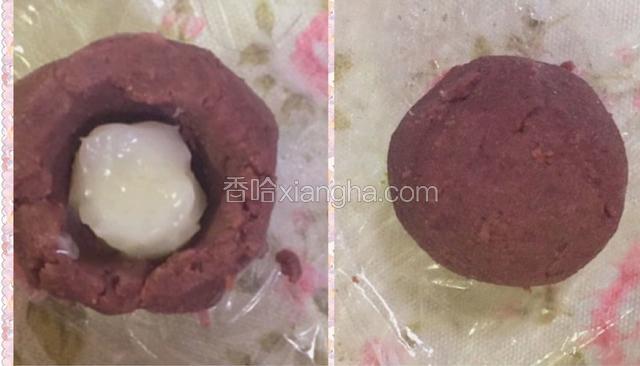 豆沙球弄成碗状，包入一个猪油丁，揉成圆形