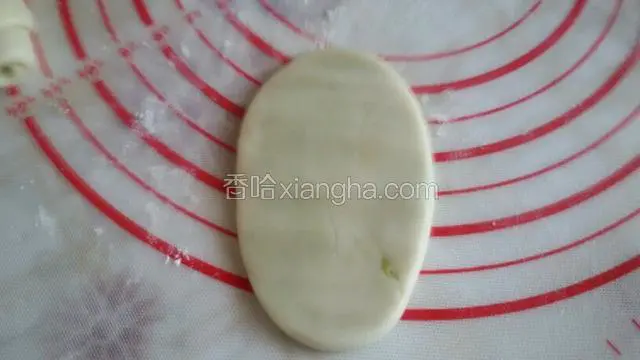 有擀面杖压一下剂子。