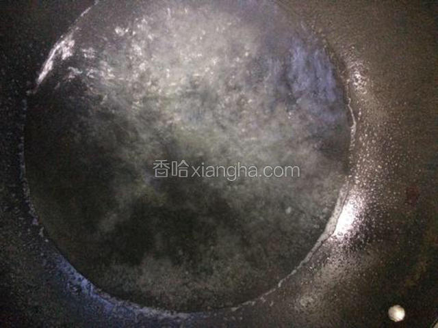 将锅洗净，倒入适量的清水烧开