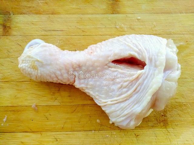 用小刀在鸡腿上划几个口，这样鸡腿会更入味