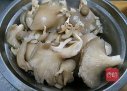 蘑菇炒肉丝的做法图解1