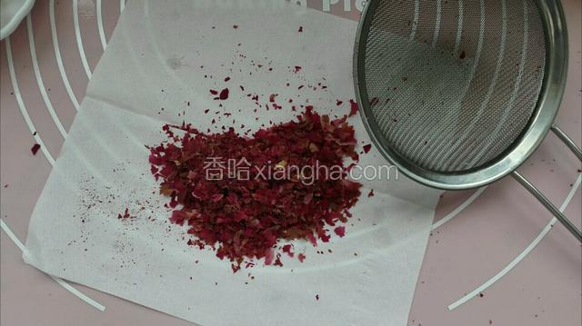 玫瑰花搓碎过筛细末到掉，留下碎玫瑰花辫备用