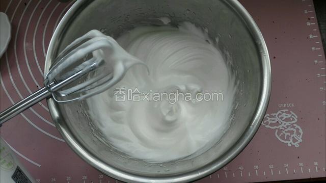打至湿性发有纹路，拉起蛋抽有小弯勾不滴落即可