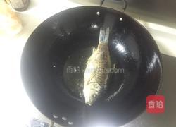 酸菜鲫鱼的做法图解1