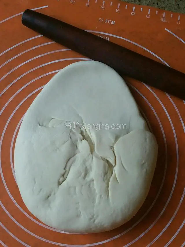 从面团的边缘往外擀，逐渐擀成较薄的圆片