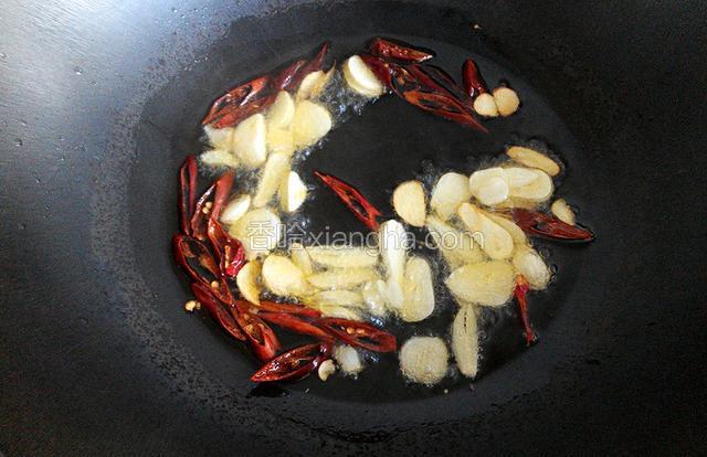 将大蒜片和干辣椒爆香备用