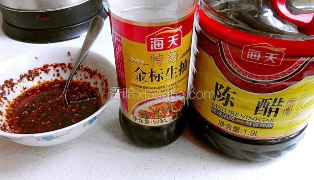 准备生抽、老陈醋、油泼辣椒